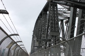 Camminando sull'Harbour Bridge.