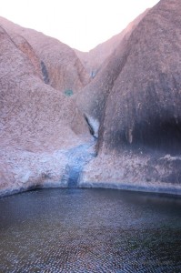 L'acqua che cade nella pozza in Uluru