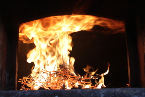 fuoco nel forno a legna