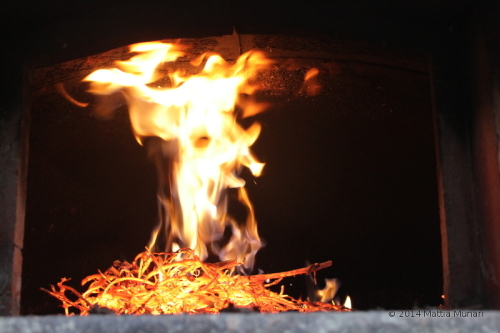 fuoco nel forno a legna