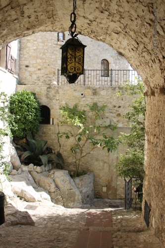 Porticato con Lanterna, Èze